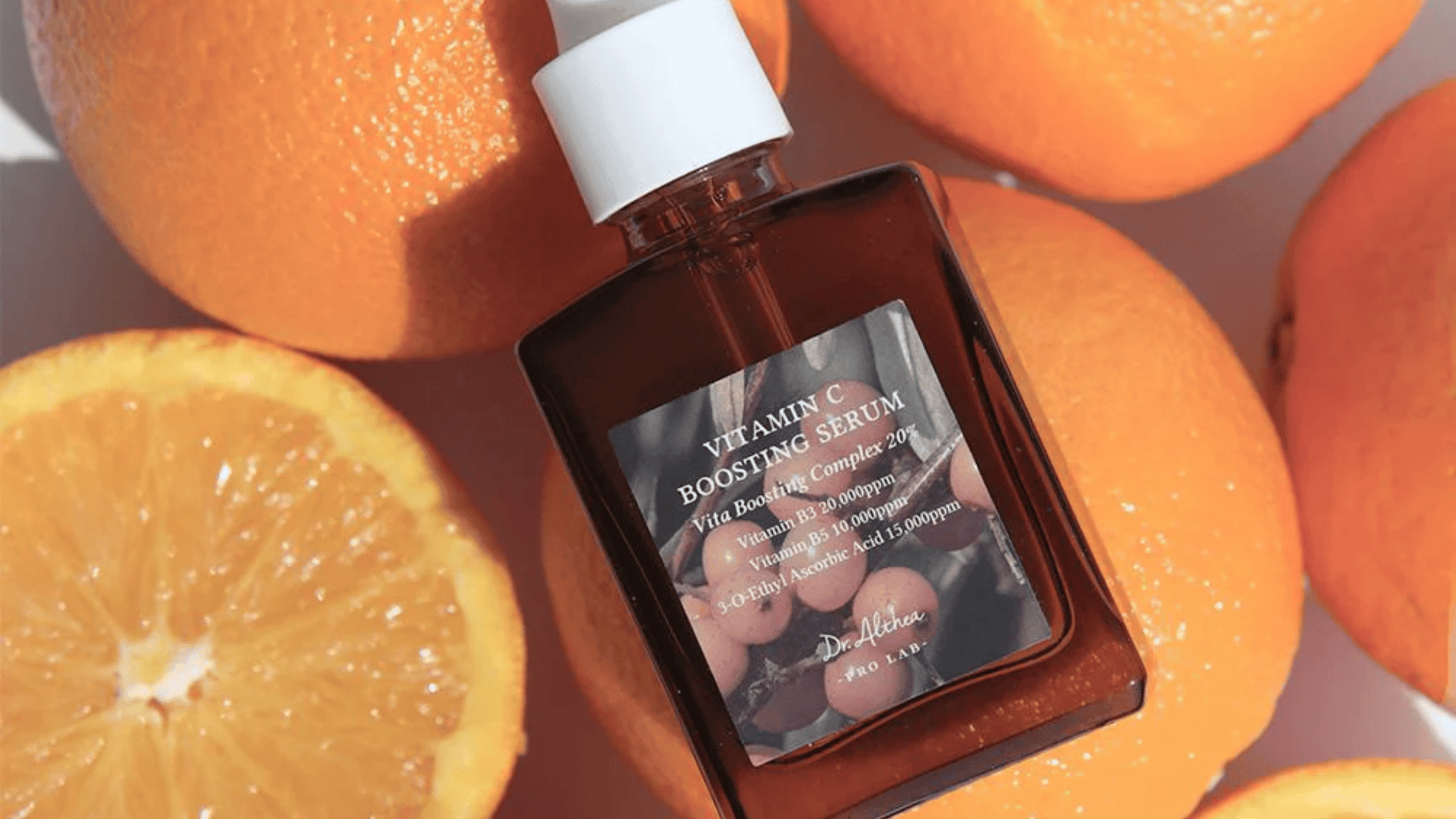 Dr. Althea Vitamin C Boosting Serum är fylld med en kraftfull blandning av vitamin C, B3 och B5 samt etylaskorbinsyra för att ljusa upp huden och förbättra dess elasticitet. Den återfuktar på djupet och lämnar huden strålande och återupplivad.