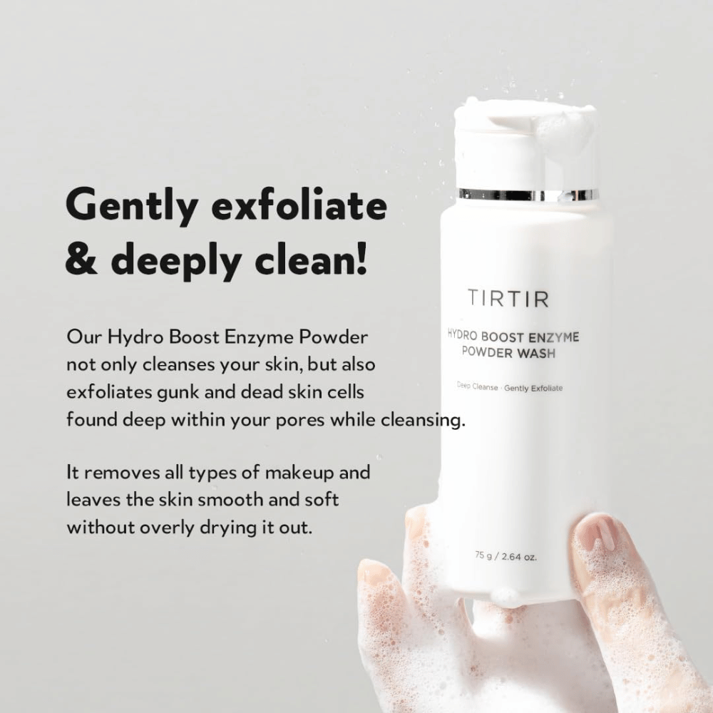 En hand håller en flaska TIRTIR Hydro Boost Enzyme Powder Wash, ett hudvårdsprodukt som exfolierar och djuprengör. Flaskan är vit med text och i handen bildas ett vitt skum.