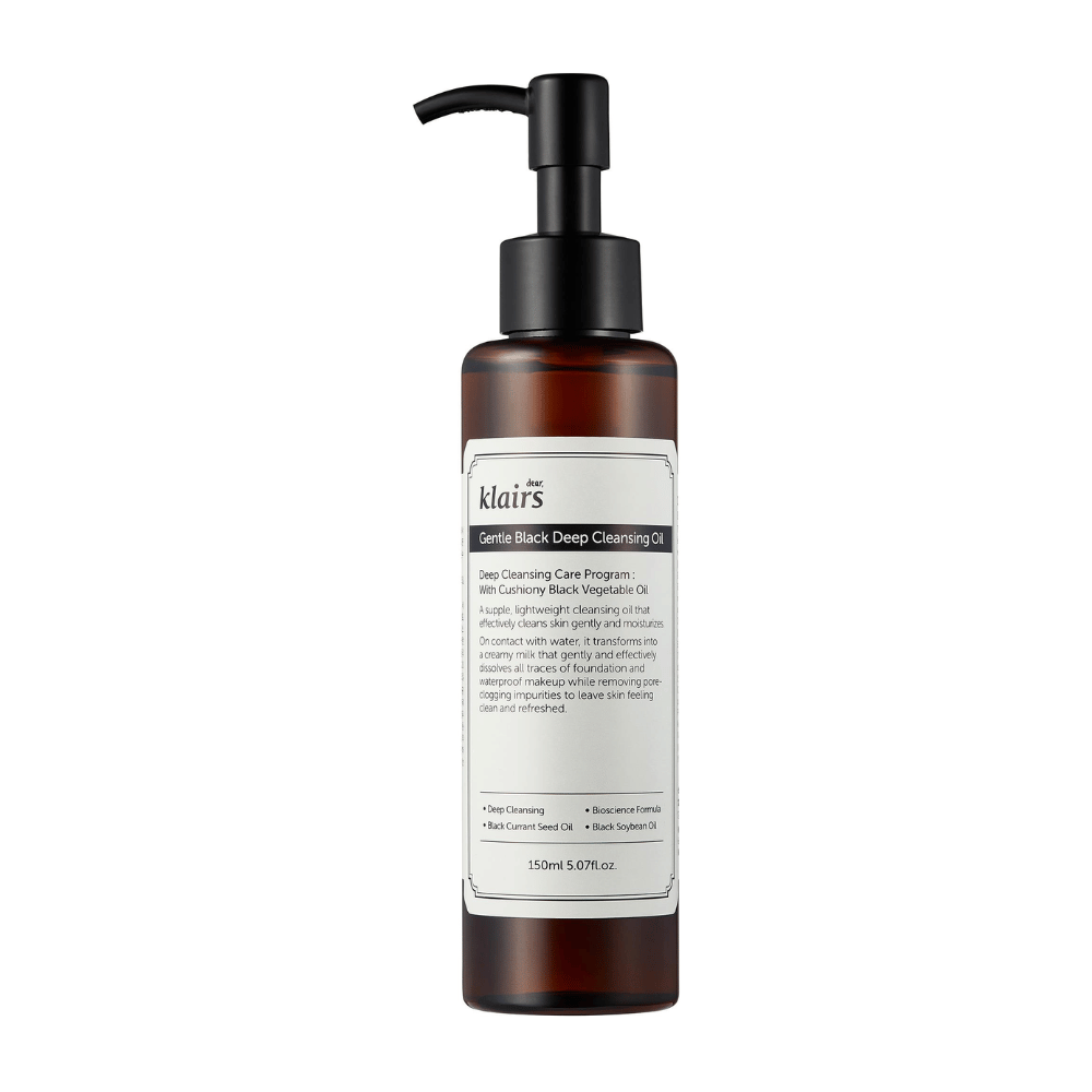 Flaska med Klairs Gentle Black Deep Cleansing Oil, en rengöringsolja, med svart pump och text som beskriver produkten, mot en vit bakgrund.