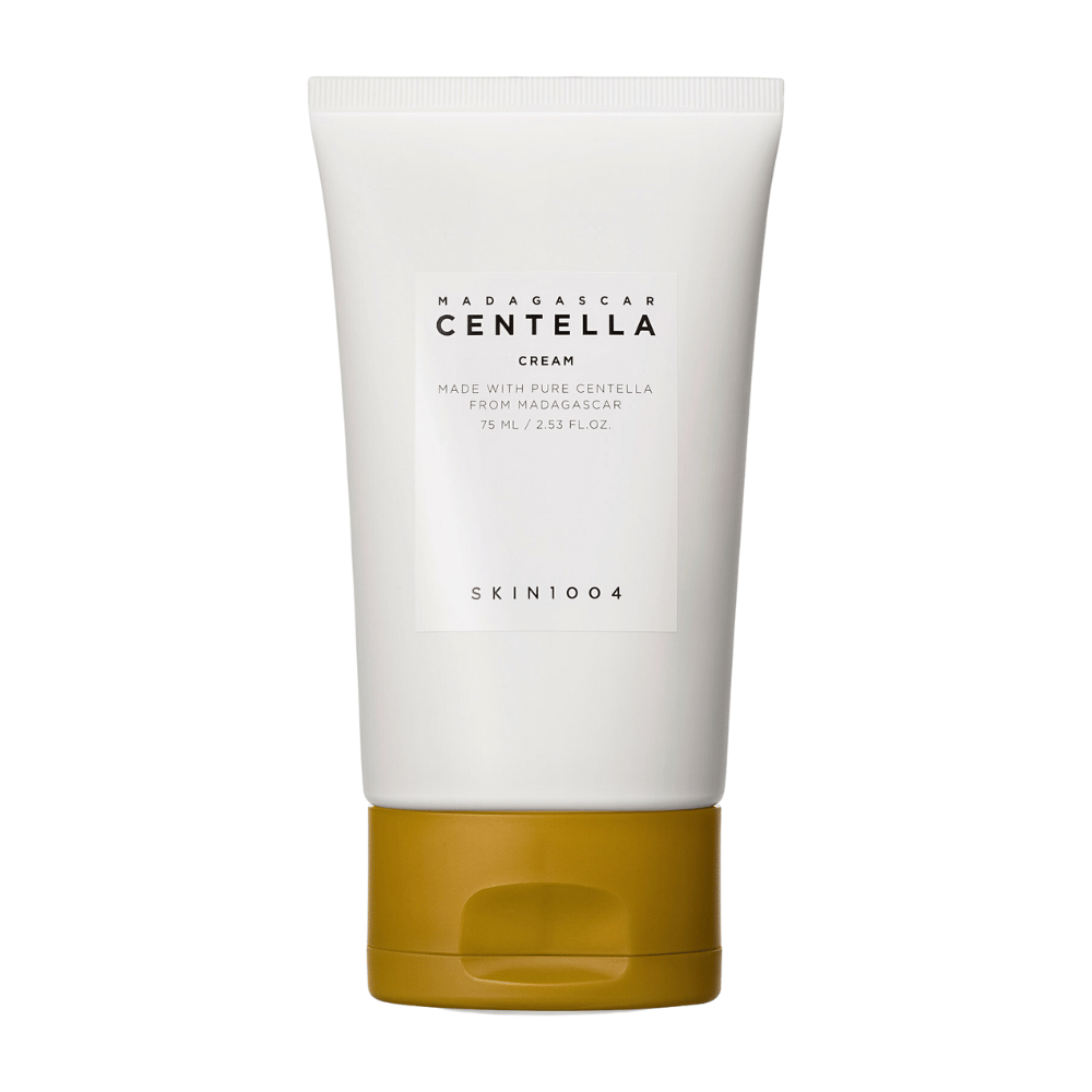 Bilden visar en tub med "Madagascar Centella Cream" från SKIN1004. Det är en hudkräm som är tillverkad av ren Centella från Madagaskar och kommer i en förpackning på 75 ml / 2.53 fl.oz. Produkten är avsedd att användas för hudvård, för att ge näring och fukt till huden.