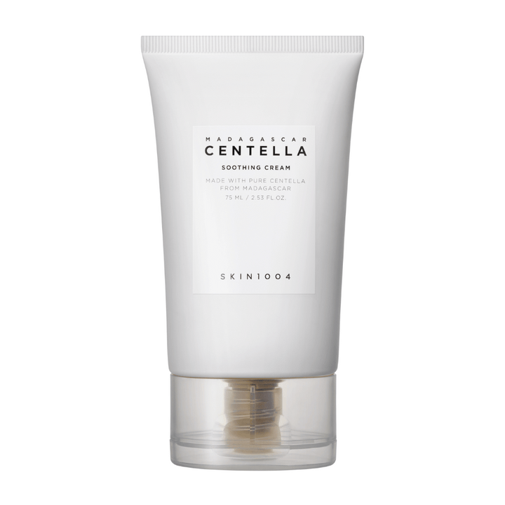 En vit tub av Madagascar Centella Soothing Cream från SKIN1004 med genomskinlig kork. Texten på tuben beskriver produkten som lugnande och tillverkad med ren Centella från Madagaskar. Tuben innehåller 75 ml / 2.53 fl. oz.