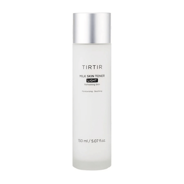 En bild på en hudvårdprodukt från TIRTIR, "Milk Skin Toner Light". Flaskan är vit och stilren med text som beskriver tonern som uppfriskande, fuktgivande och lugnande. Innehållsmängden är 150 ml eller 5.07 fl. oz.