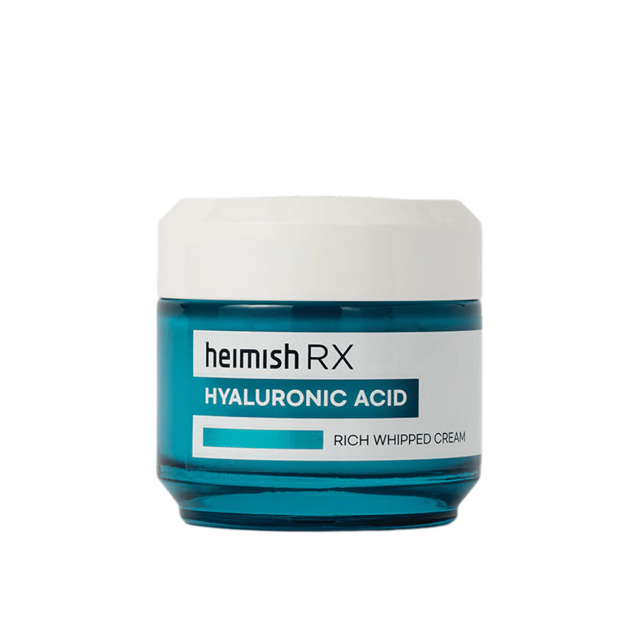 Heimish RX Hyaluronic Acid Rich Whipped Cream i en stilren blå glasburk med vit lock. En näringsrik ansiktskräm med hyaluronsyra för intensiv återfuktning och mjuk, fyllig hud.