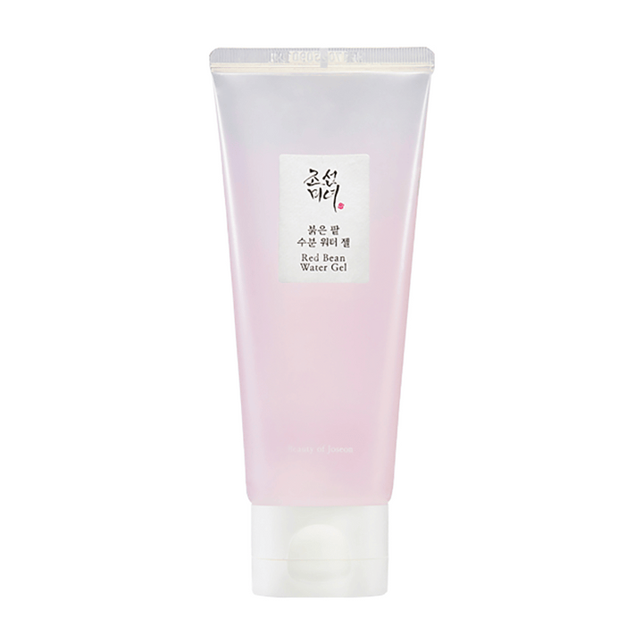 Bilden visar en tub av "Red Bean Water Gel" från Beauty of Joseon. Produkten har en lätt rosa färgsättning på förpackningen och verkar vara en hudvårdsprodukt med röda bönor, vilket kan antyda att den har egenskaper för att förbättra hudens textur och lyster.