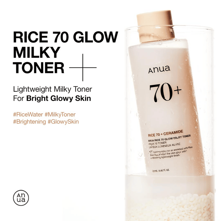 En flaska "Anua Rice 70 Glow Milky Toner". Det är en lätt mjölkig toner designad för att ge en ljus och strålande hud. Produkten är berikad med risvatten och ceramider, vilket framhävs på flaskans etikett. Denna toner är idealisk för att uppnå en glödande hud med en fräsch, lätt känsla.