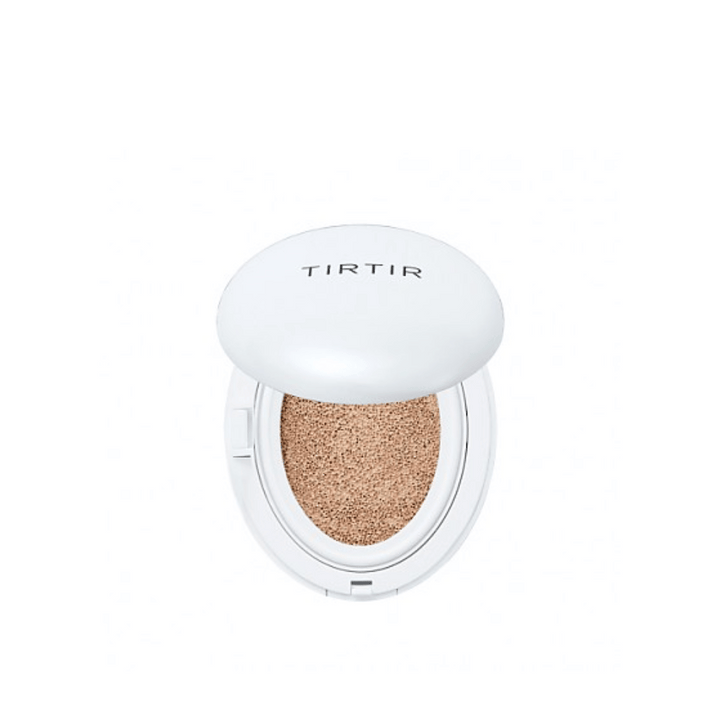 Produkten på bilden är TIRTIR "My Glow Cream Cushion" i nyansen #23 Sand. Det är en cushion foundation som är designad för att ge huden en strålande finish och är tillräckligt kompakt för att enkelt kunna tas med och användas för snabba touch-ups. Förpackningen är stilren med en vit, slät yta och märkets namn i enkel text. Nyansen #23 Sand indikerar en medium hudton. Cushion foundations är populära för deras förmåga att skapa en jämn och naturlig täckning samt för deras fuktgivande egenskaper.