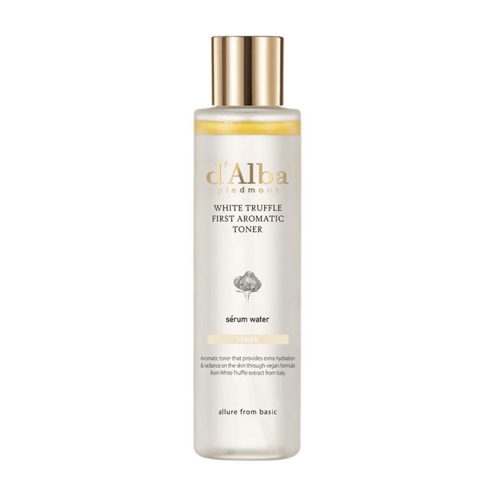 d'Alba White Truffle First Aromatic Toner är en vegansk toner berikad med vit tryffelextrakt från Italien. Den återfuktar och ger huden en strålande lyster, perfekt som första steget i din hudvårdsrutin för att förbereda och balansera huden.