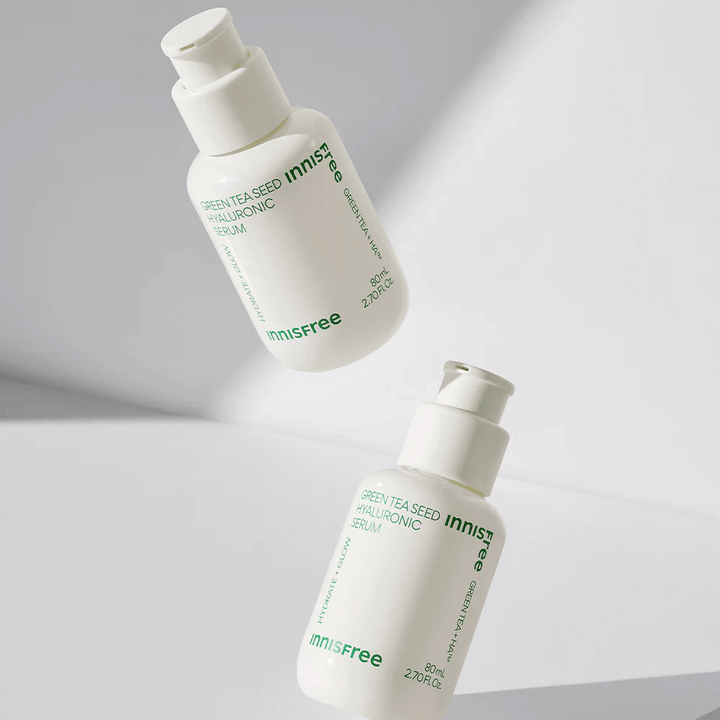 Innisfree Green Tea Seed Hyaluronic Serum 80ml flaska på en vit yta.