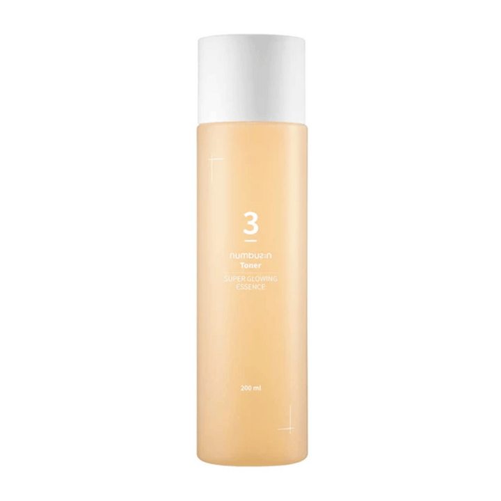 En flaska No.3 Super Glowing Essence Toner 200ml från numbuzin med fermenterade ingredienser på en vit bakgrund.