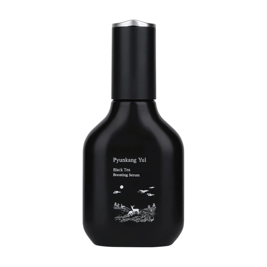 En flaska Pyunkang Yul Black Tea Boosting Serum 45ml på vit bakgrund.